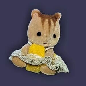 SYLVANIAN FAMILIES 1985 Epoch squirrel figure / baby girl with yellow outfit
